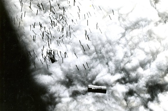Luftkrieg-US-Luftwaffe-Verladen-von-Brandbomben-Foto-1944-